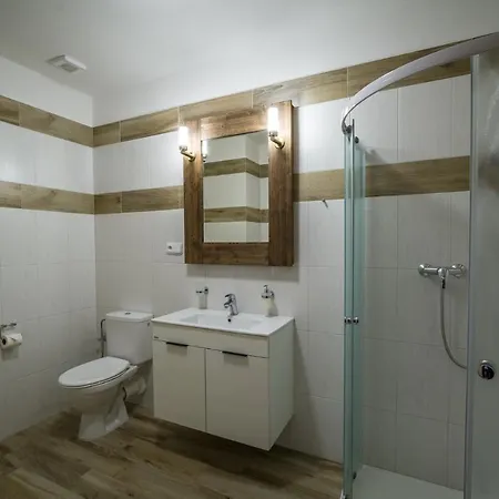 Ranch Jestrebice בית הארחה 4*