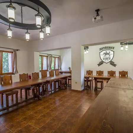 Ranch Jestrebice בית הארחה Hermanicky