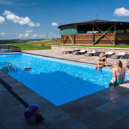 Ranch Jestrebice בית הארחה Hermanicky